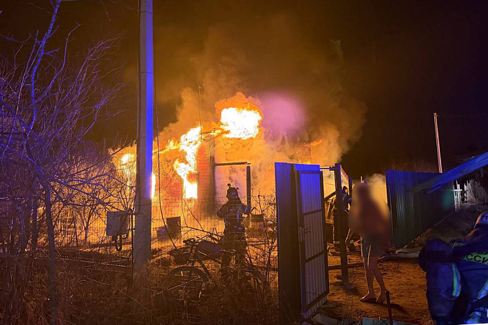 В деревне Липово в результате пожара один человек погиб, другой пострадал