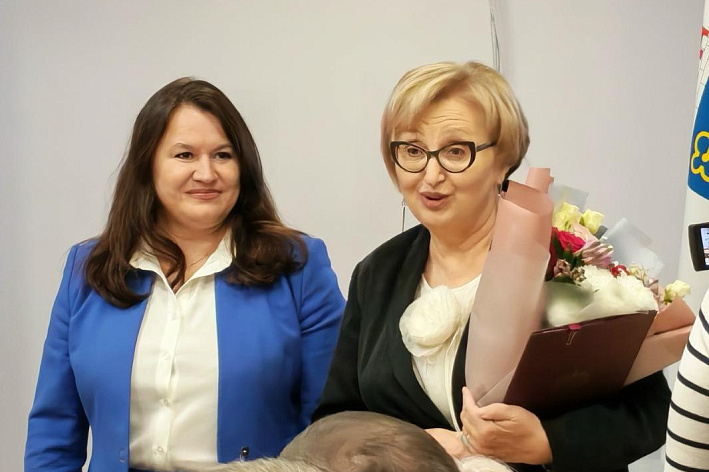 Депутаты Соснового Бора отметили большие заслуги педагога и руководителя Ольги Яковлевны Поляковой