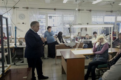 Во время встречи с работниками швейной фабрики Владимир Садовский рассказал, когда на улице Мира всё изменится к лучшему