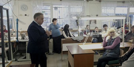 Во время встречи с работниками швейной фабрики Владимир Садовский рассказал, когда на улице Мира всё изменится к лучшему