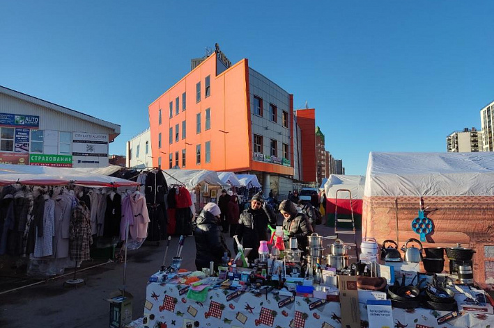 На торговой ярмарке у ТЦ «Крым» вновь торгуют без ценников и кассы